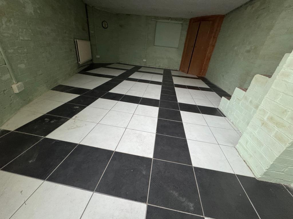 Lot: 106 - VILLAGE PREMISES WITH POTENTIAL - Basement